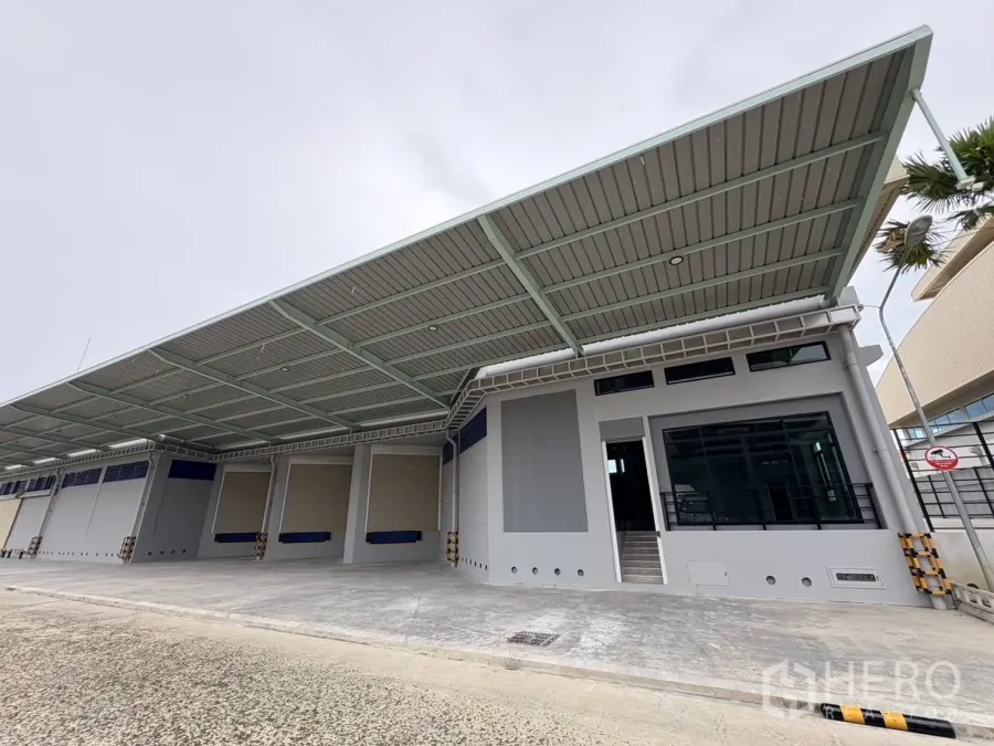 货栈 出租在Mueang Samut Prakan, Samut Prakan - 全新仓库外观，带超大遮雨装卸棚和多樘卷帘门