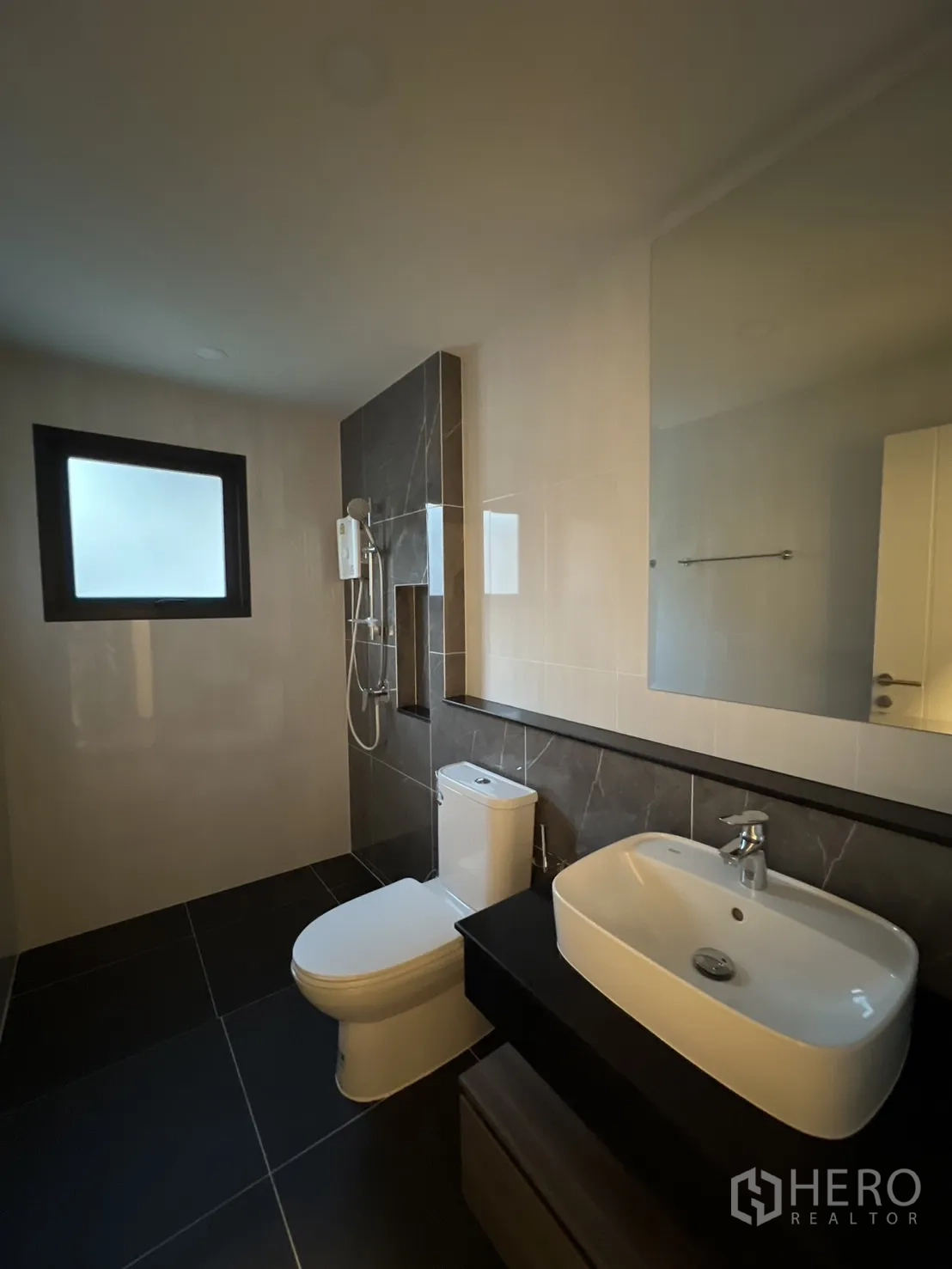 Detached House for rent in Bang Phli, Samut Prakan - Stylish bathroom with walk-in shower, toilet and basin.
