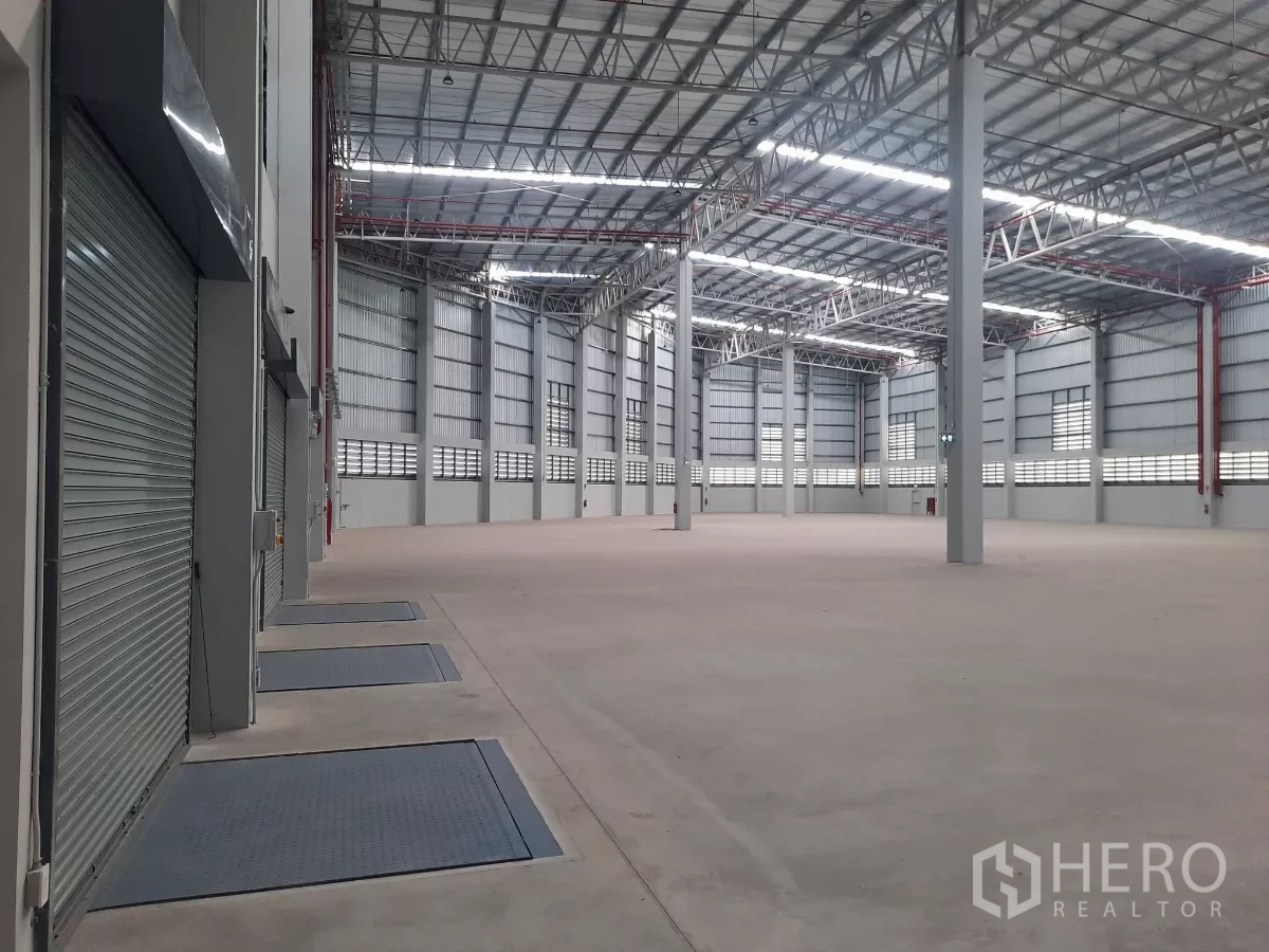 工厂 出租在Bang Lamung, Chon Buri - 室内视角，靠墙的月台调节板与卷帘门