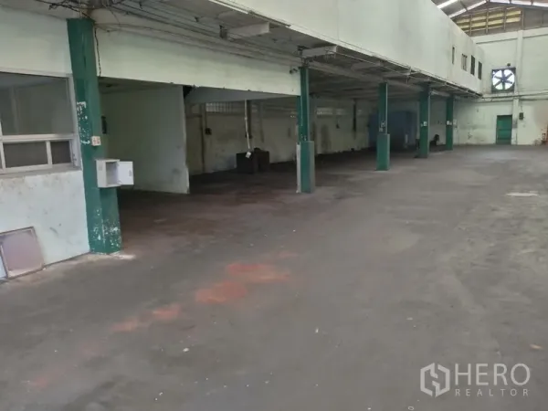 Factory for rent in Saphan Sung, Bangkok - Spacious factory interior with high ceiling, columns, and ventilation fan.