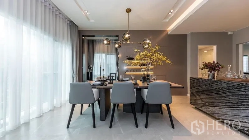 บ้าน ให้เช่าในPrawet, Bangkok - ภาพกว้างโซนทานอาหาร โคมไฟห้อยและชั้นตกแต่งข้างผ้าม่าน