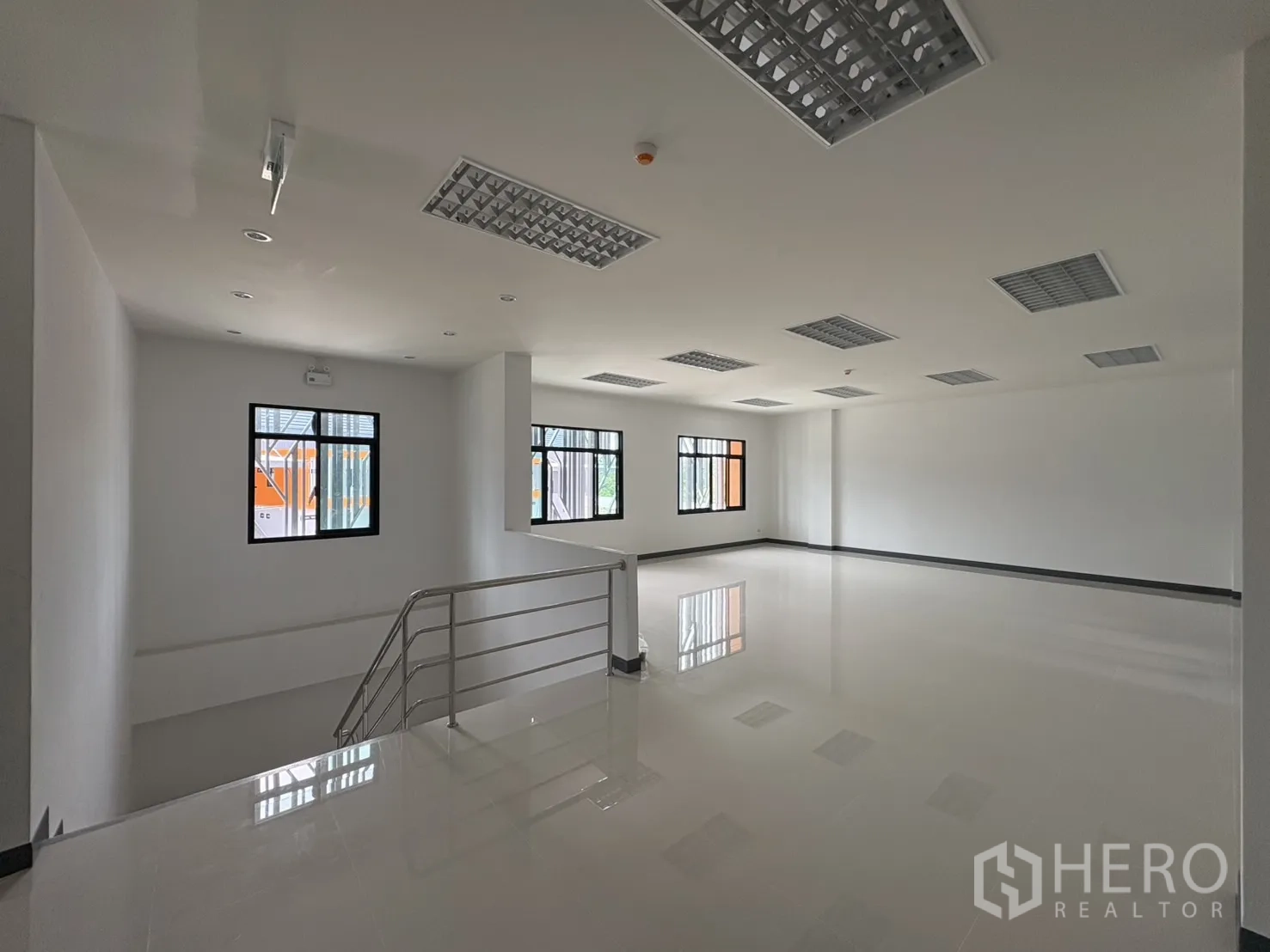 Factory for rent in Bang Pakong, Chachoengsao - Upper-floor open office space with railings and multiple windows.
