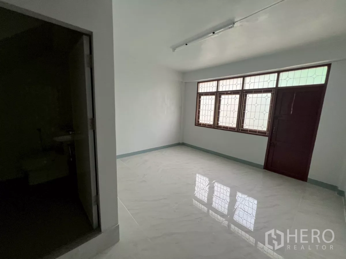 店屋 出租在Khlong Toei, Bangkok - 翻新房间，白色亮面地砖、带防护窗及套内卫生间门。
