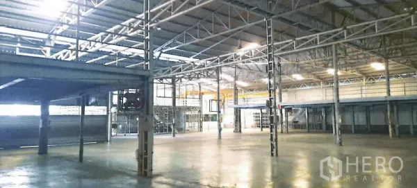 Factory for rent in Yan Nawa, Bangkok - Expansive warehouse floor with 9-meter ceiling, steel trusses and mezzanine.