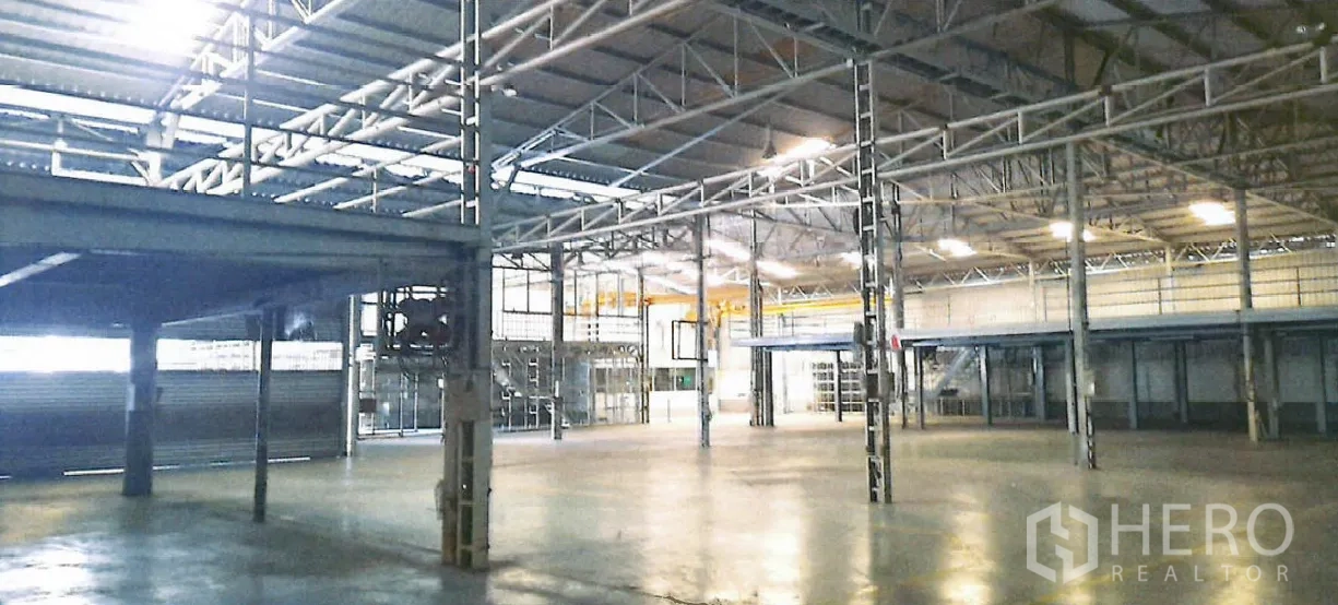 Factory for rent in Yan Nawa, Bangkok - Expansive warehouse floor with 9-meter ceiling, steel trusses and mezzanine.