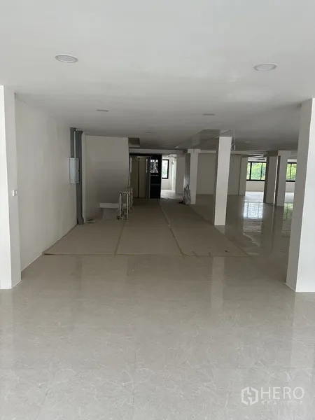 Office Space for rent or sale in Huai Khwang, Bangkok - Deep floor plate leading to the rear core in an unfurnished office level.