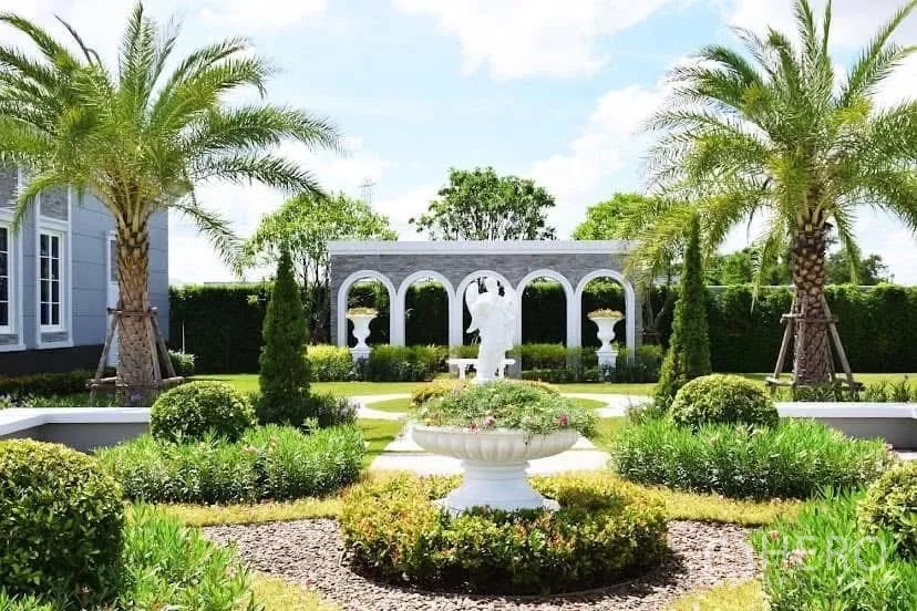 Detached House for rent in Prawet, Bangkok - Landscaped garden with palm trees, arched pergola and classical statues.