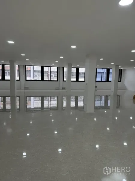 Office Space for rent or sale in Huai Khwang, Bangkok - Bright open-plan office floor with polished tiles, LED downlights, and wide windows.