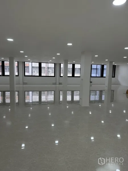 Office Space for rent or sale in Huai Khwang, Bangkok - Bright open-plan office floor with polished tiles, LED downlights, and wide windows.