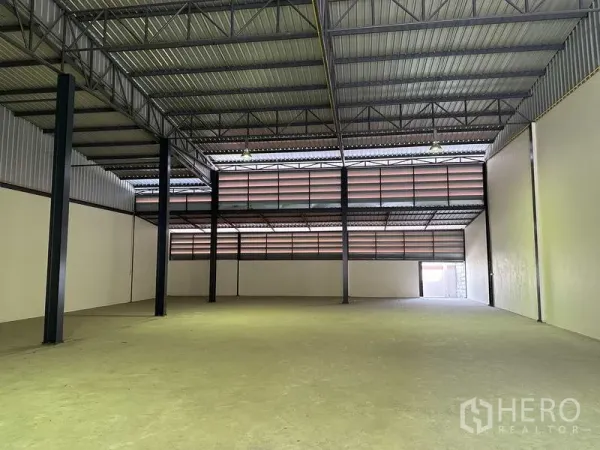 Factory for sale in Mueang Samut Prakan, Samut Prakan - Open production area with steel columns, ventilation panels and ample headroom.