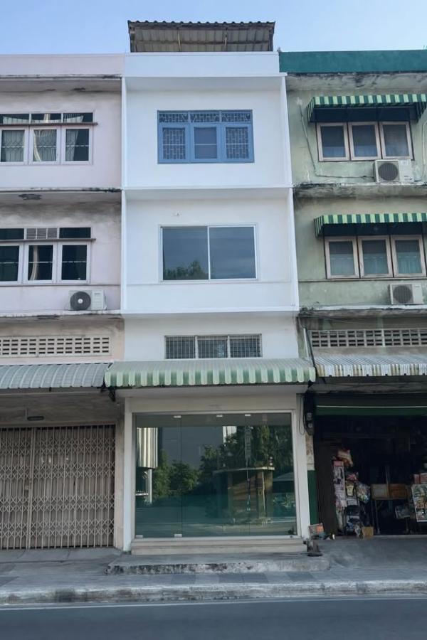 Shophouse for rent in Phra Khanong, Bangkok - Three-storey white shophouse facade with full-width glass shopfront between neighboring units.