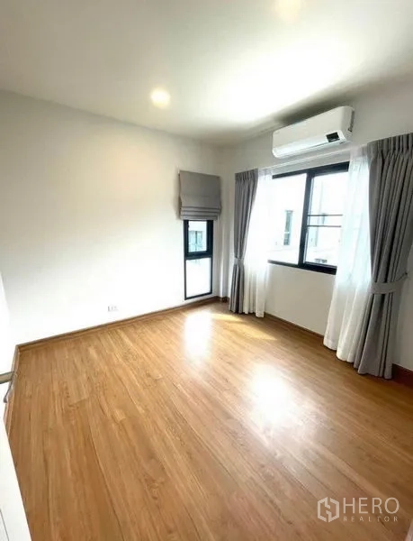 Detached House for rent - Empty bedroom with wood flooring, big windows and split-type air conditioner.