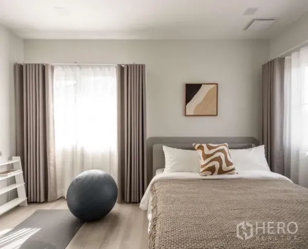 Detached House for rent or sale in Bang Phli, Samut Prakan - Close-up of cozy bedroom with window drapes, bed and decorative pillow in neutral tones.
