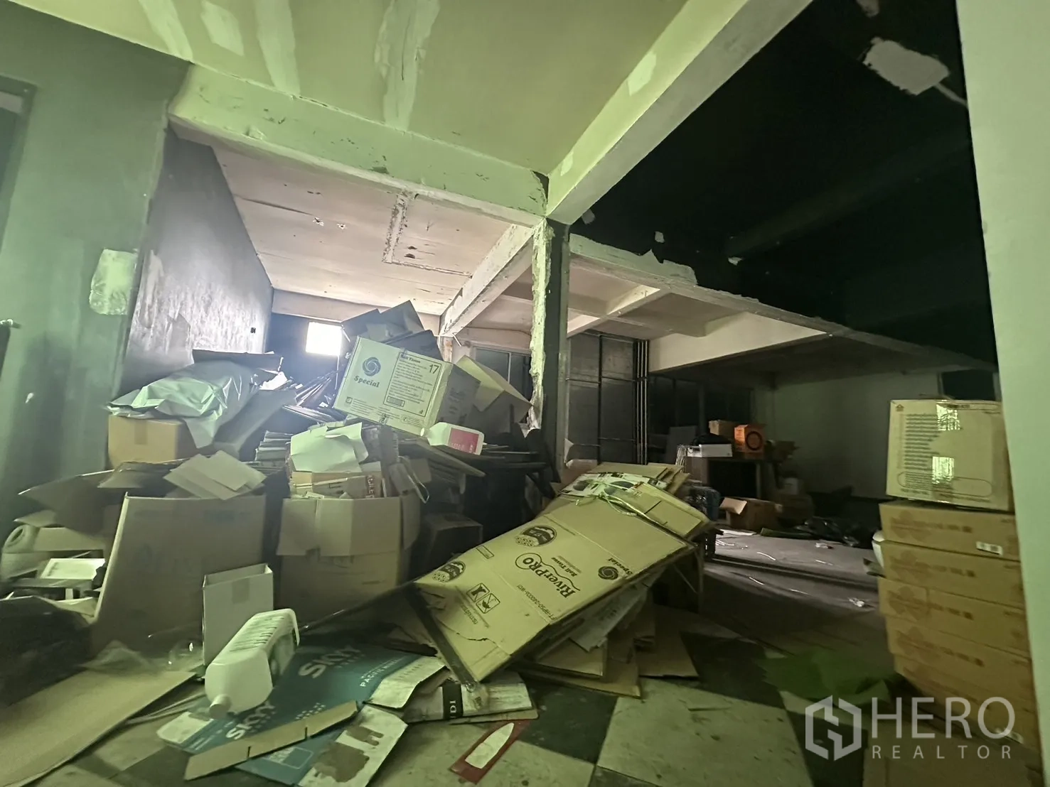店屋 出租在Watthana, Bangkok - 杂物堆放的储物楼层，纸箱遍地