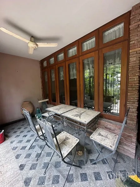联排别墅 出租在Khlong Toei, Bangkok - 有顶露台，吊扇与户外餐桌，临花园。