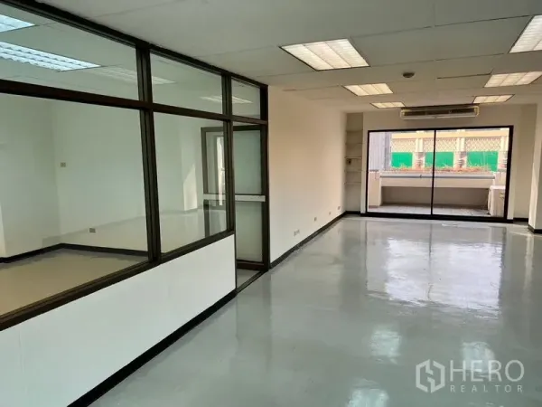 สำนักงาน ให้เช่าในPathum Wan, Bangkok - พื้นที่ทำงานโล่งพร้อมห้องประชุมกระจก และประตูกระจกบานเลื่อนขนาดใหญ่เชื่อมต่อระเบียง