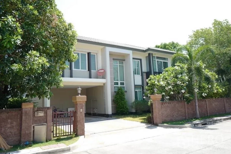 บ้าน ขายในPak Kret, Nonthaburi - บ้านเดี่ยวสองชั้นสไตล์โมเดิร์น พร้อมประตูรั้ว ที่จอดรถ และต้นไม้ใหญ่ร่มรื่น