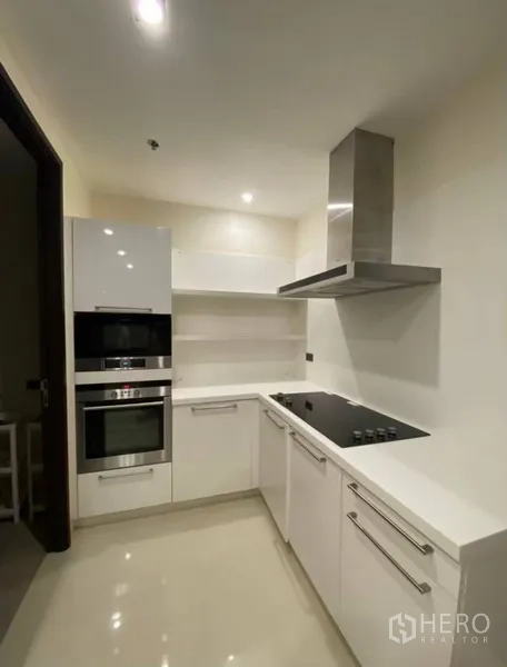 Condominium for rent in Khlong Toei, Bangkok - Cooking corner with built-in oven, hob and stainless range hood.