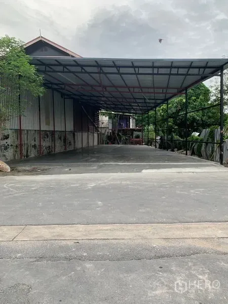 Warehouse for rent in Bang Kapi, Bangkok - Deep covered loading bay with concrete apron and wide truck access.