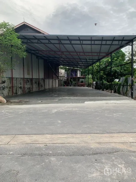 Warehouse for rent in Bang Kapi, Bangkok - Deep covered loading bay with concrete apron and wide truck access.
