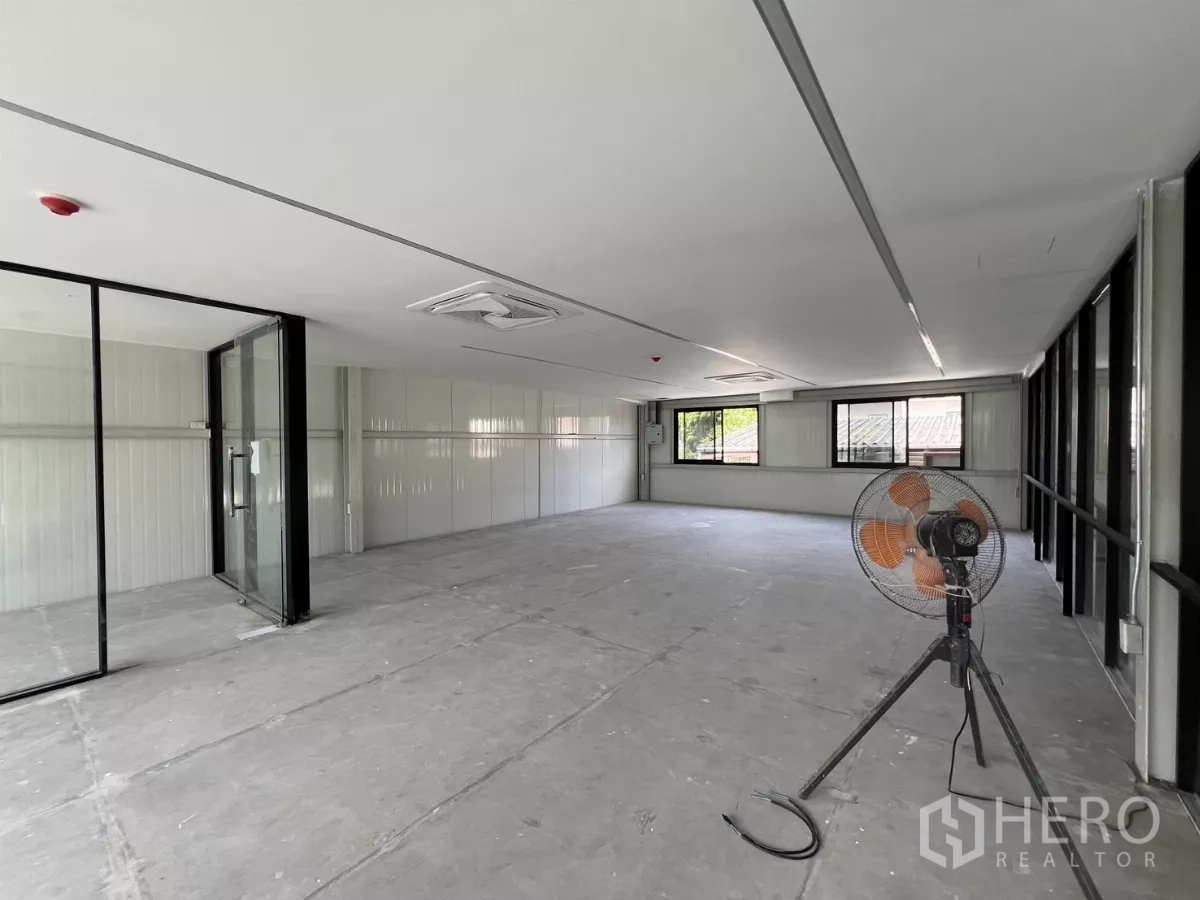 Warehouse for rent in Bang Na, Bangkok - Open-plan office on mezzanine level with windows and natural light.