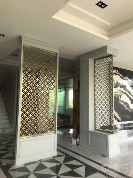 Detached House for sale in Mueang Nonthaburi, Nonthaburi - Ornate lattice partitions framing a sitting area with a striking black marble feature wall.