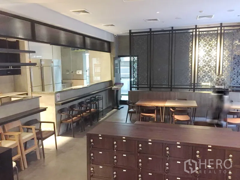 Retail Space for rent in Khlong Toei, Bangkok - Open-plan retail interior featuring a patterned screen wall, tables and locker cabinets.