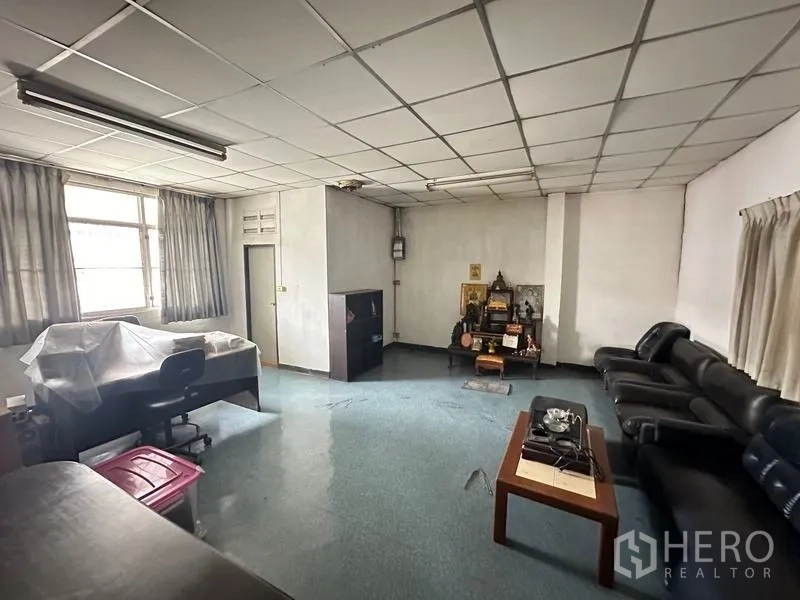Factory for rent in Lam Luk Ka, Pathum Thani - Bright management room with sofas and large curtained windows.