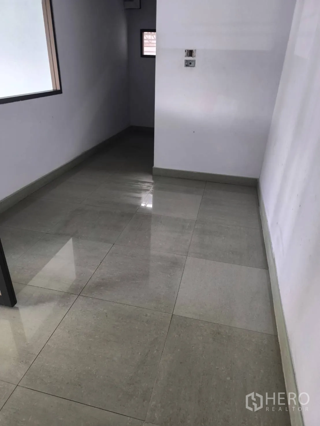 工厂 for sale in Khlong Luang, Pathum Thani - 狭长走廊，地砖铺设并有小窗。