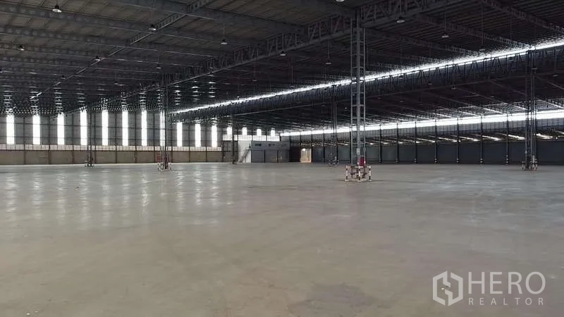 货栈 出租在Bang Phli, Samut Prakan - 大型工业仓库，金属梁顶、充足自然采光与开阔的单层平面。