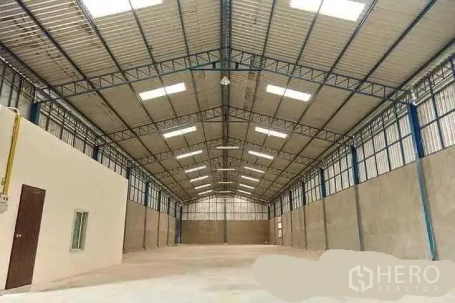 工厂 出租在Mueang Nakhon Pathom, Nakhon Pathom - 工厂内部宽敞，高钢结构屋顶带天窗，抛光混凝土地面，侧边设办公室。