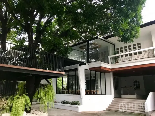 Retail Space for rent in Bang Rak, Bangkok - Garden-front retail space featuring a glass-enclosed room, terrace deck and broad entry steps under a large tree canopy.