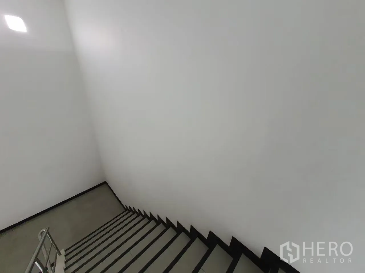 Factory for rent in Bang Pa-in, Phra Nakhon Si Ayutthaya - Internal stairwell with handrail leading between floors.
