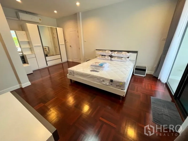 Detached House for rent in Phaya Thai, Bangkok - Bright bedroom with parquet floors, double bed and built-in wardrobe.
