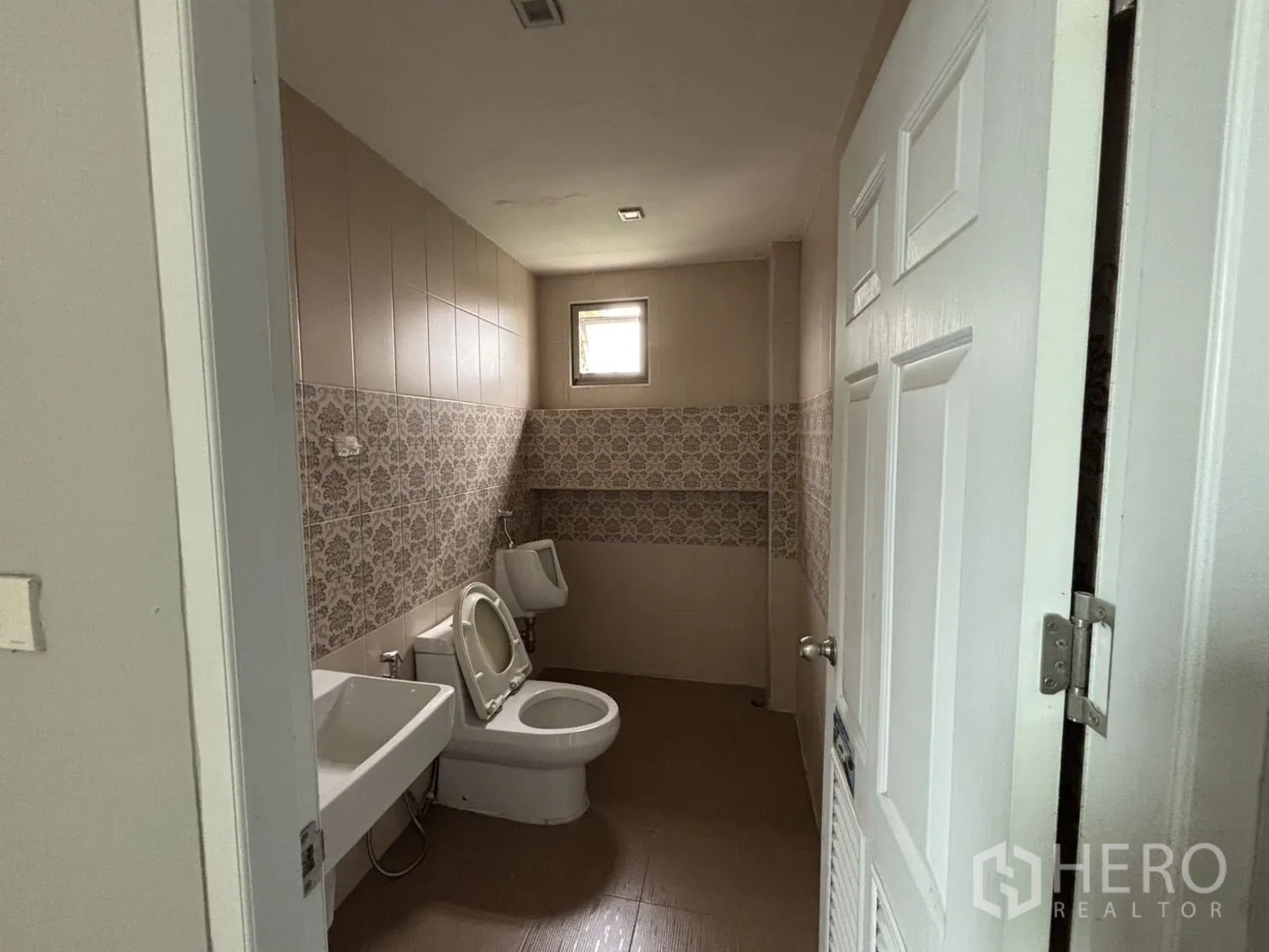 Warehouse for rent or sale in Wang Thonglang, Bangkok - Ground-floor restroom with toilet, urinal and sink.