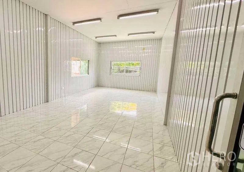 คลังสินค้า ให้เช่าในPak Kret, Nonthaburi - ห้องสำนักงานสว่าง ผนังลอนสีขาว หน้าต่างและไฟ LED เพดาน
