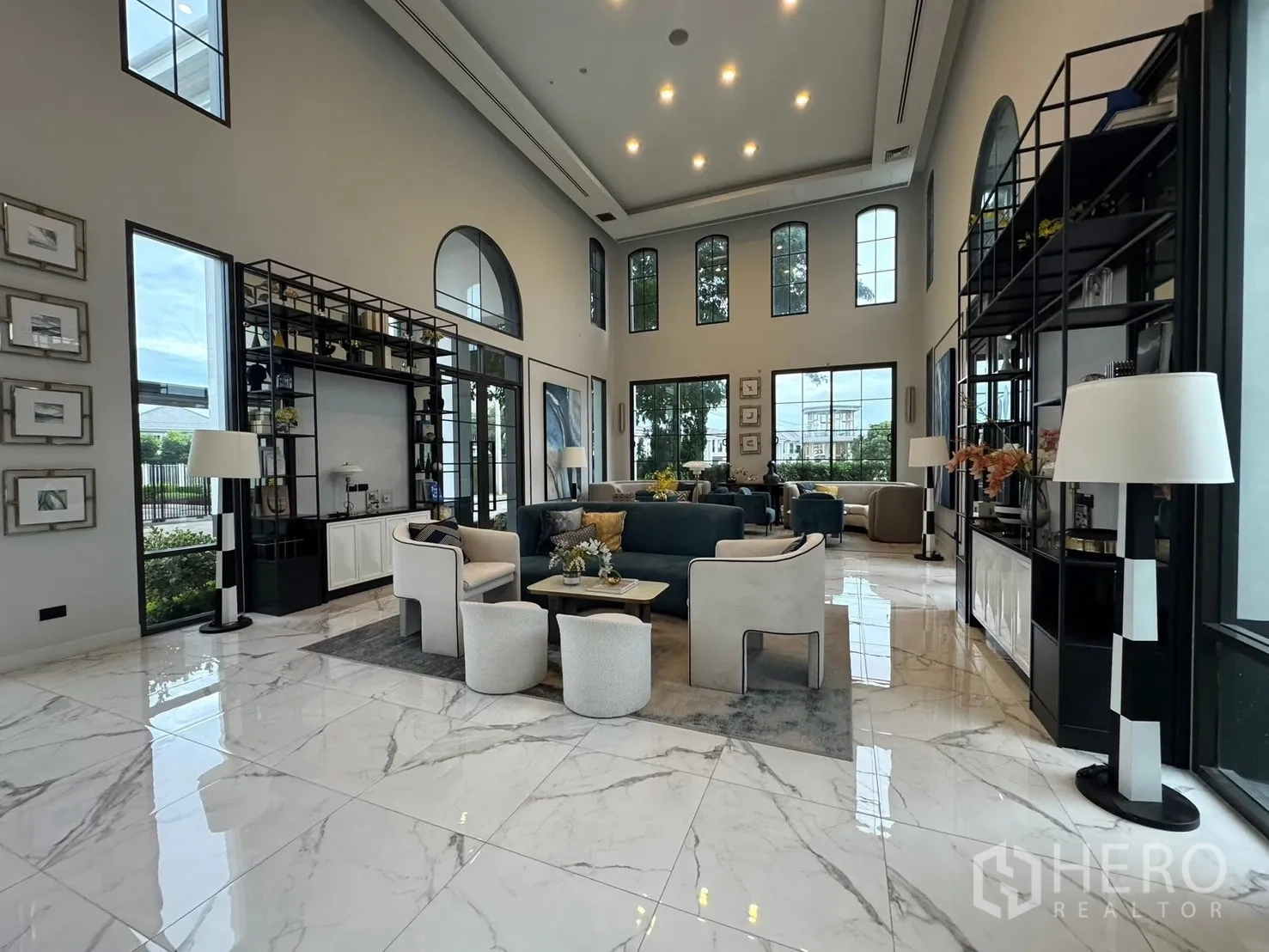 Detached House for sale in Mueang Pathum Thani, Pathum Thani - Residents’ clubhouse lounge with high ceilings, marble floors and large windows.