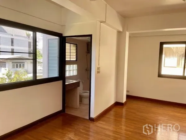 Home Office for rent - Bright room with wooden floor, large windows and an entrance to an ensuite bathroom.