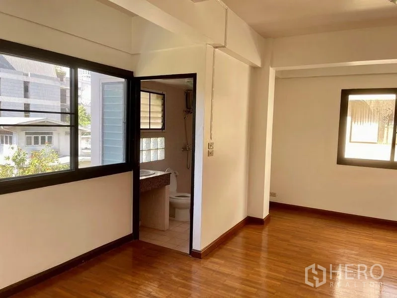 Home Office for rent - Bright room with wooden floor, large windows and an entrance to an ensuite bathroom.