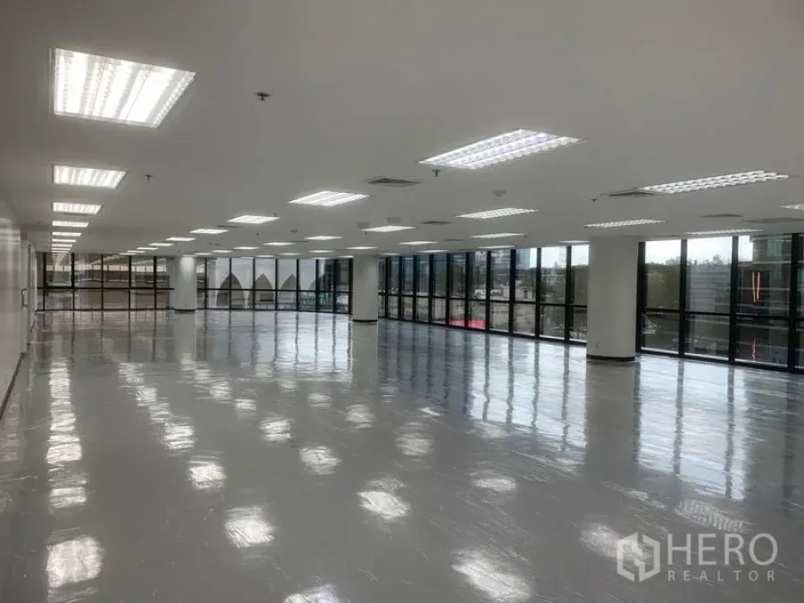 Office Space for rent in Bang Rak, Bangkok - Long open office plate with rows of LED panels, central air vents, and panoramic glazing.