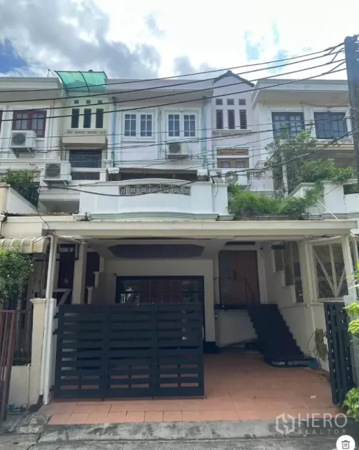 联排别墅 出租在Watthana, Bangkok - 瓦他那三层联排别墅外立面，带大门车库。