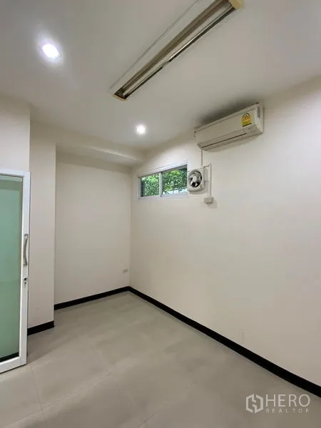 办公空间 出租在Watthana, Bangkok - 独立办公室，带小外窗、排风扇、空调与磨砂玻璃门
