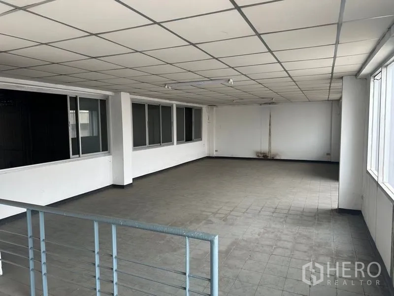 工厂 出租或出售在Khlong Luang, Pathum Thani - 开放式夹层办公室，窗户可俯瞰车间。