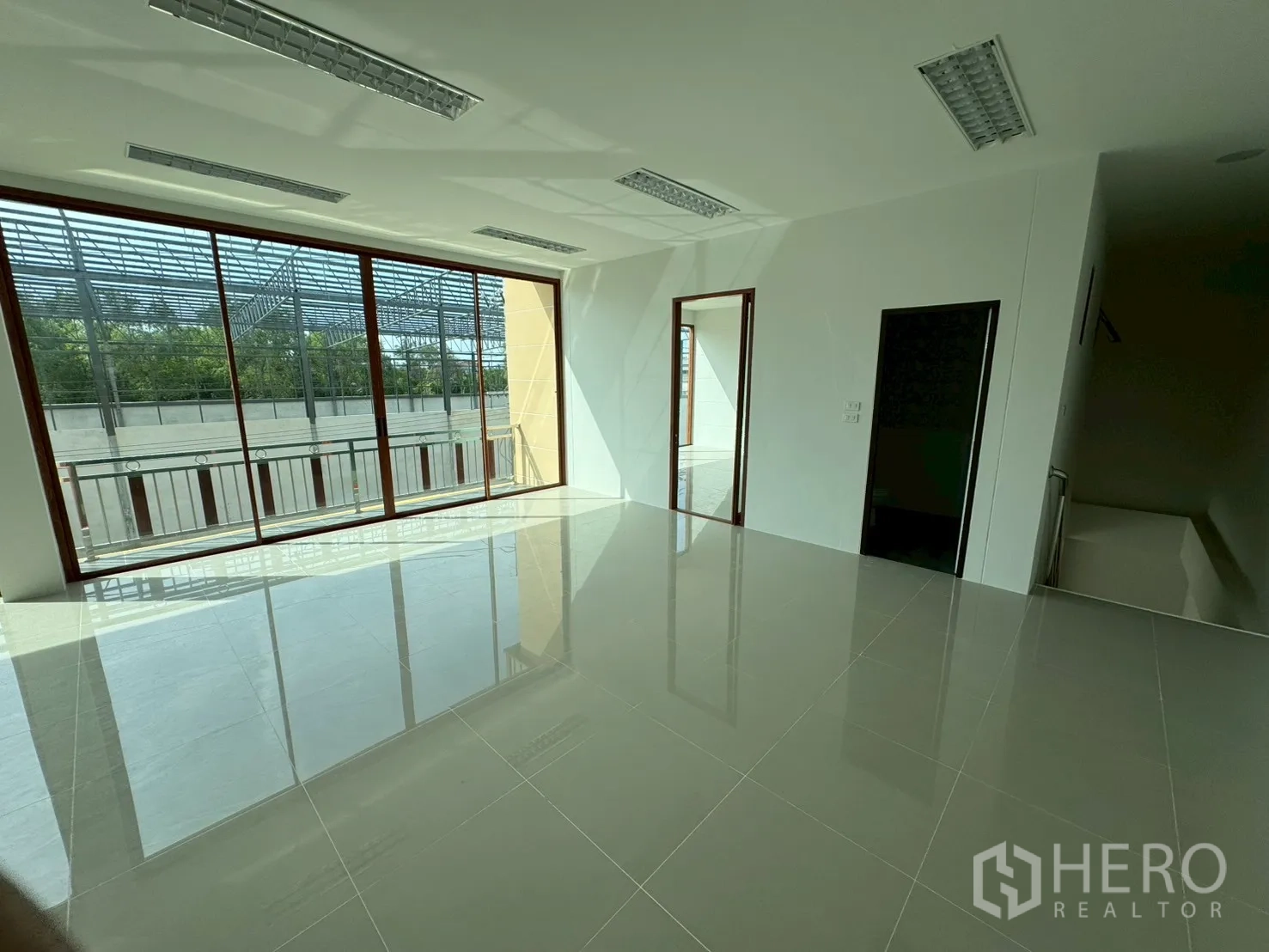 โรงงาน for sale in Mueang Samut Sakhon, Samut Sakhon - ห้องออฟฟิศแบบเปิดโล่ง มีผนังกระจกกว้างและประตูด้านข้าง