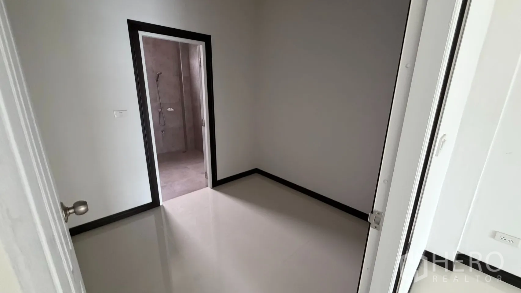 Factory for sale in Bang Len, Nakhon Pathom - Small interior room leading to a tiled bathroom.