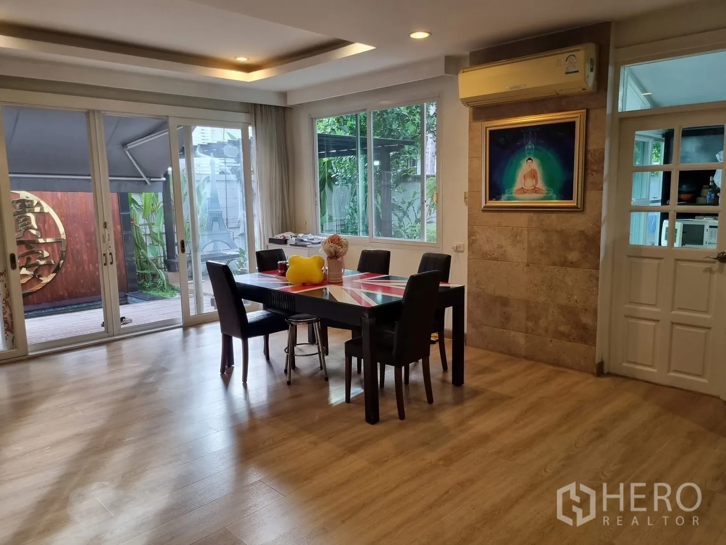 Detached House for rent in Bang Kapi, Bangkok - Dining area beside sliding doors to terrace and garden.