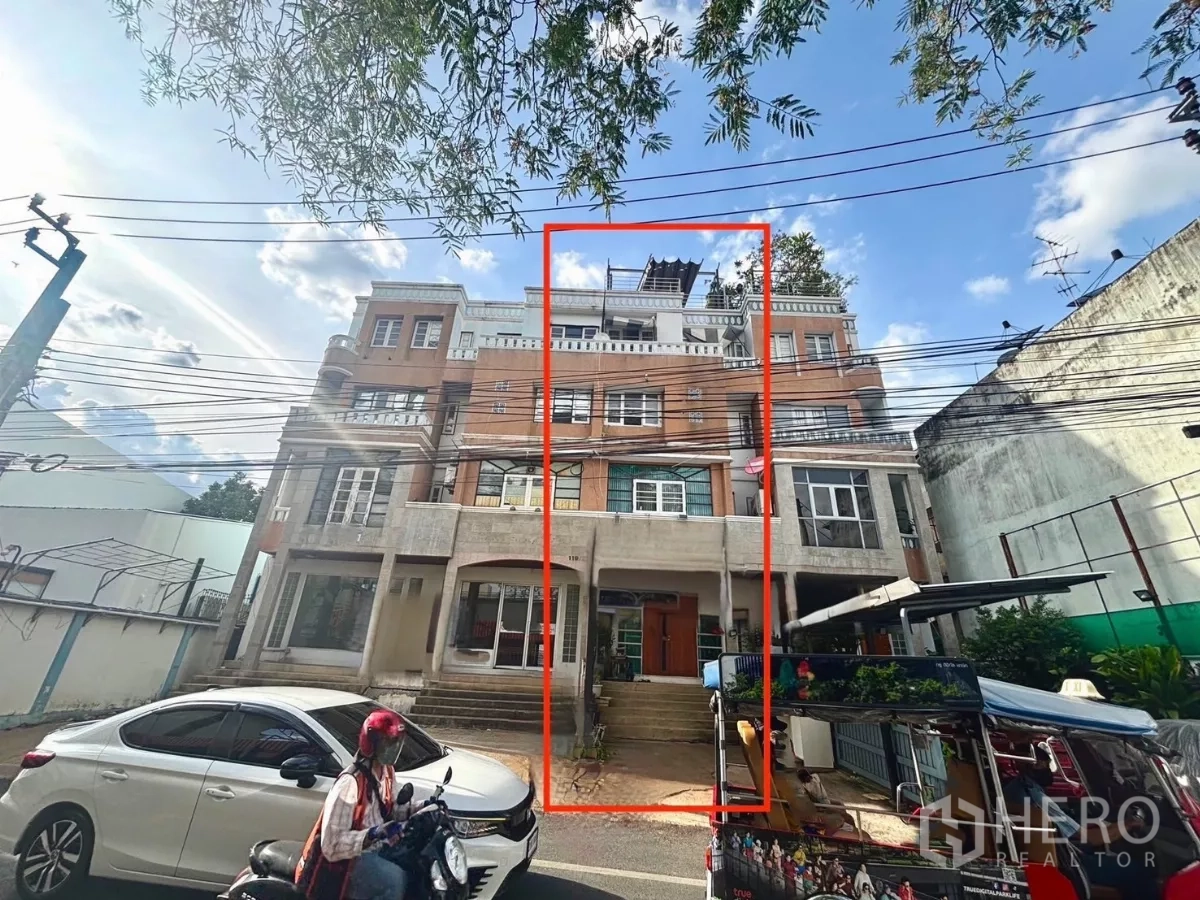 店屋 出租在Watthana, Bangkok - 瓦他那区四层店屋外立面，标注出待售单元，临街人车流量充足。