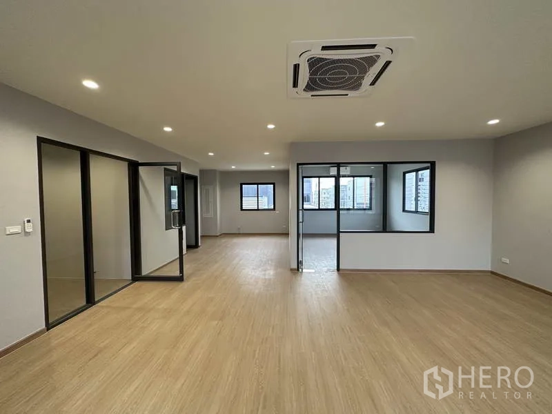 工厂 出租或出售在Lam Luk Ka, Pathum Thani - 楼上办公室，木纹地板与玻璃会议室。