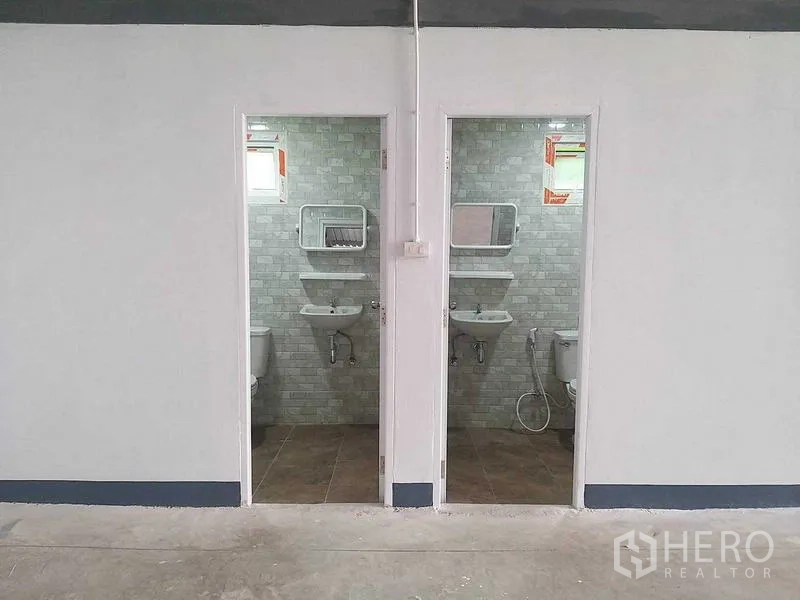 货栈 出租在Bang Khun Thian, Bangkok - 仓库内并排的两个独立卫生间入口