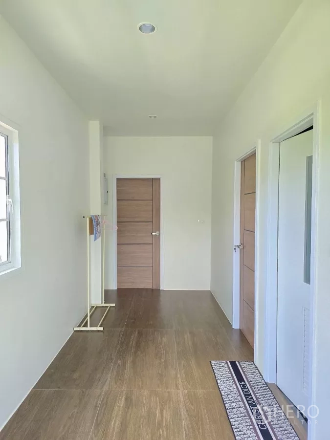 Warehouse for rent or sale in Khlong Toei, Bangkok - Upper-floor corridor with wood-look flooring and multiple doors.
